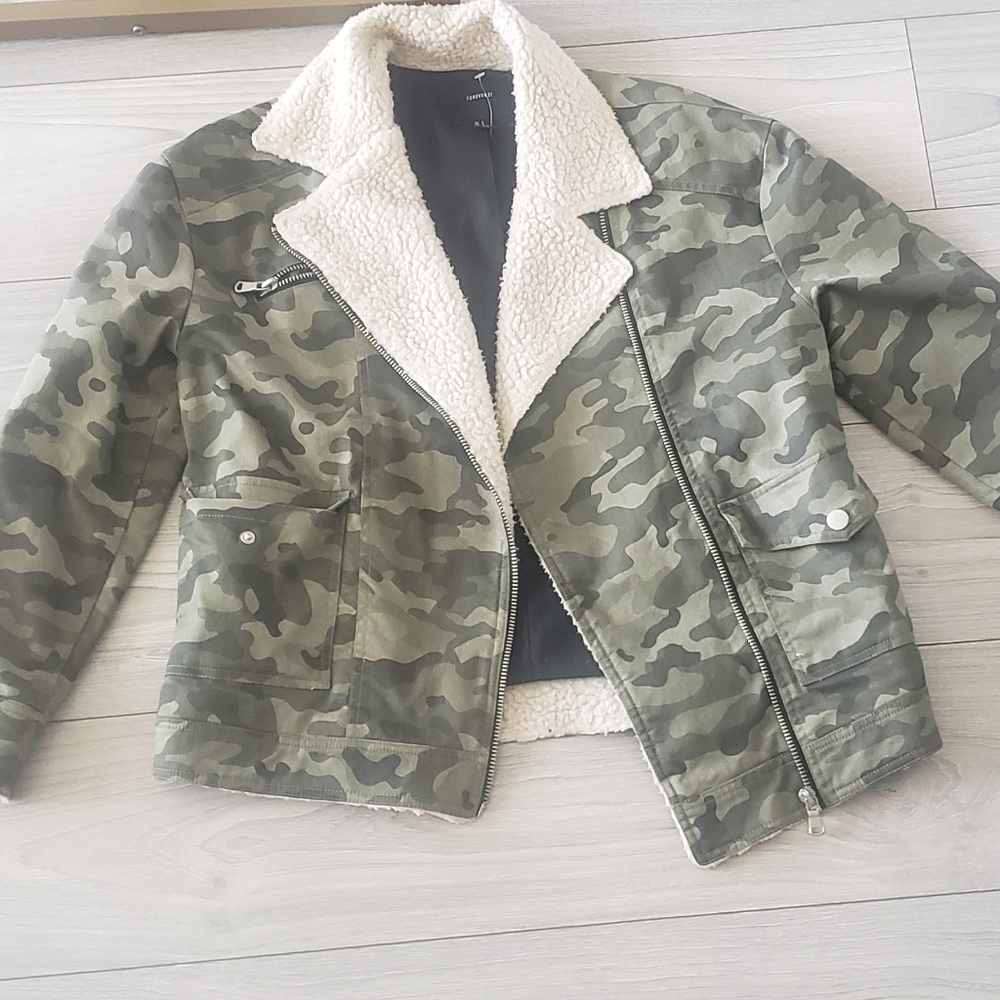 Warm and cute Camo Utility Jacket with Sherpa Collar